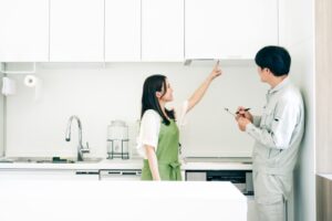 壁面・収納棚がべたついてい