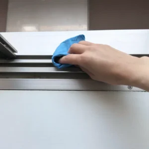 サッシに汚れが溜まっている